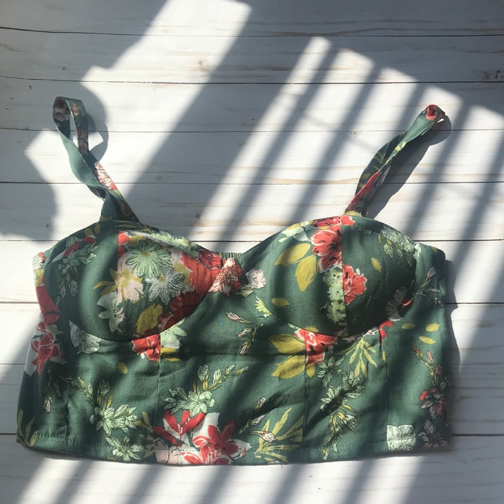 Floral green crop top!